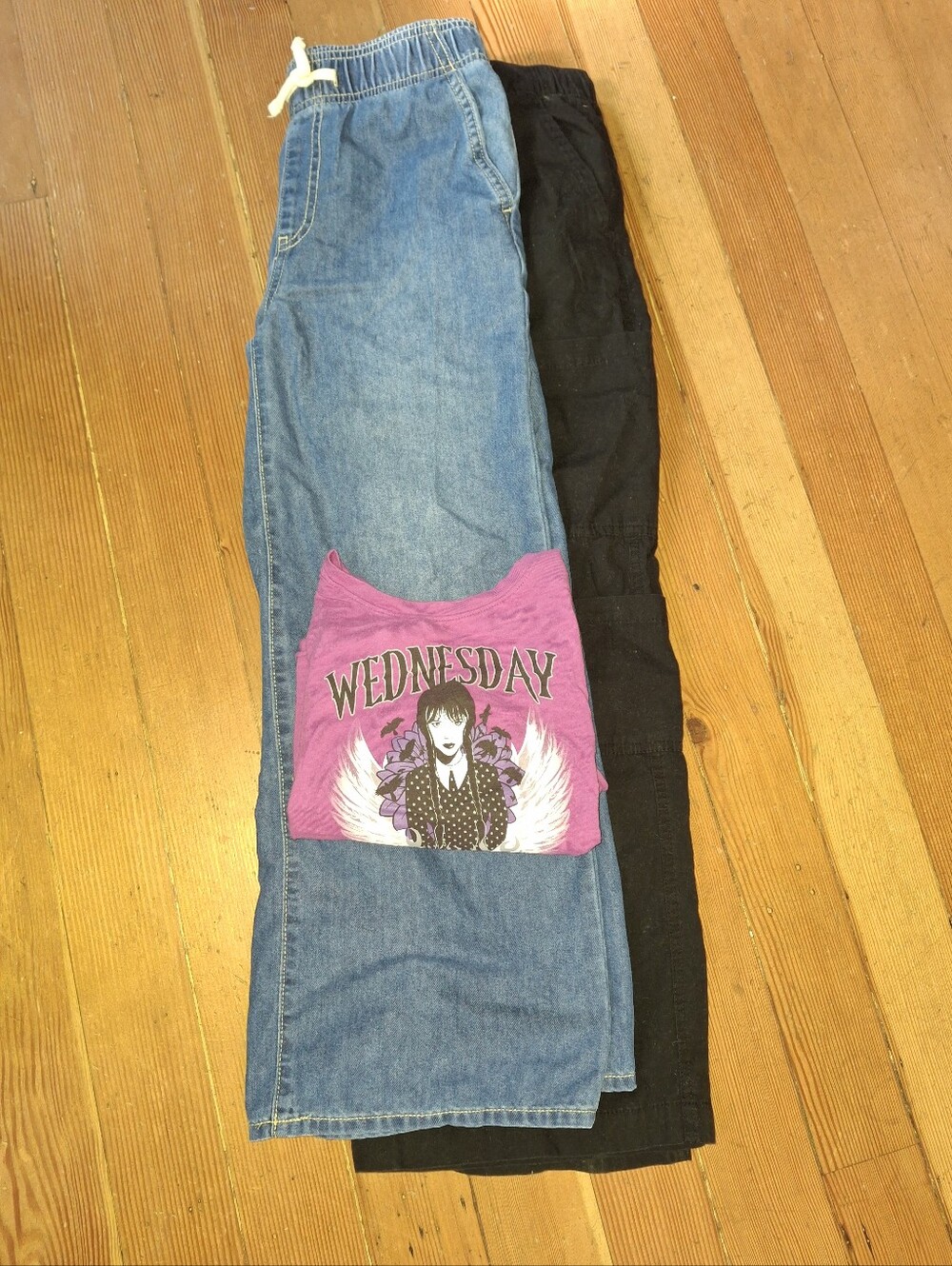 Old Navy Blue & Black Wide-Leg Jeans with Purple Graphic T-Shirt sz L 10/12